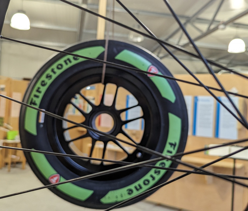 Fahrrad-Reifen aus Löwenzahn und Formel 1 Reifen mit Gummi aus Guayale