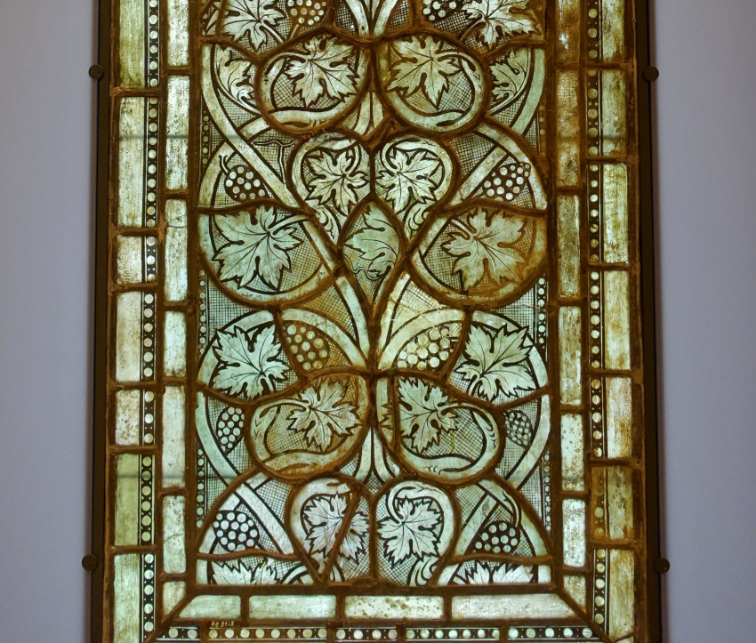 Kirchenfenster aus dem 13. Jahrhundert mit Weinstock und Beifußblättern, Hessisches Lan desmuseum Darmstadt